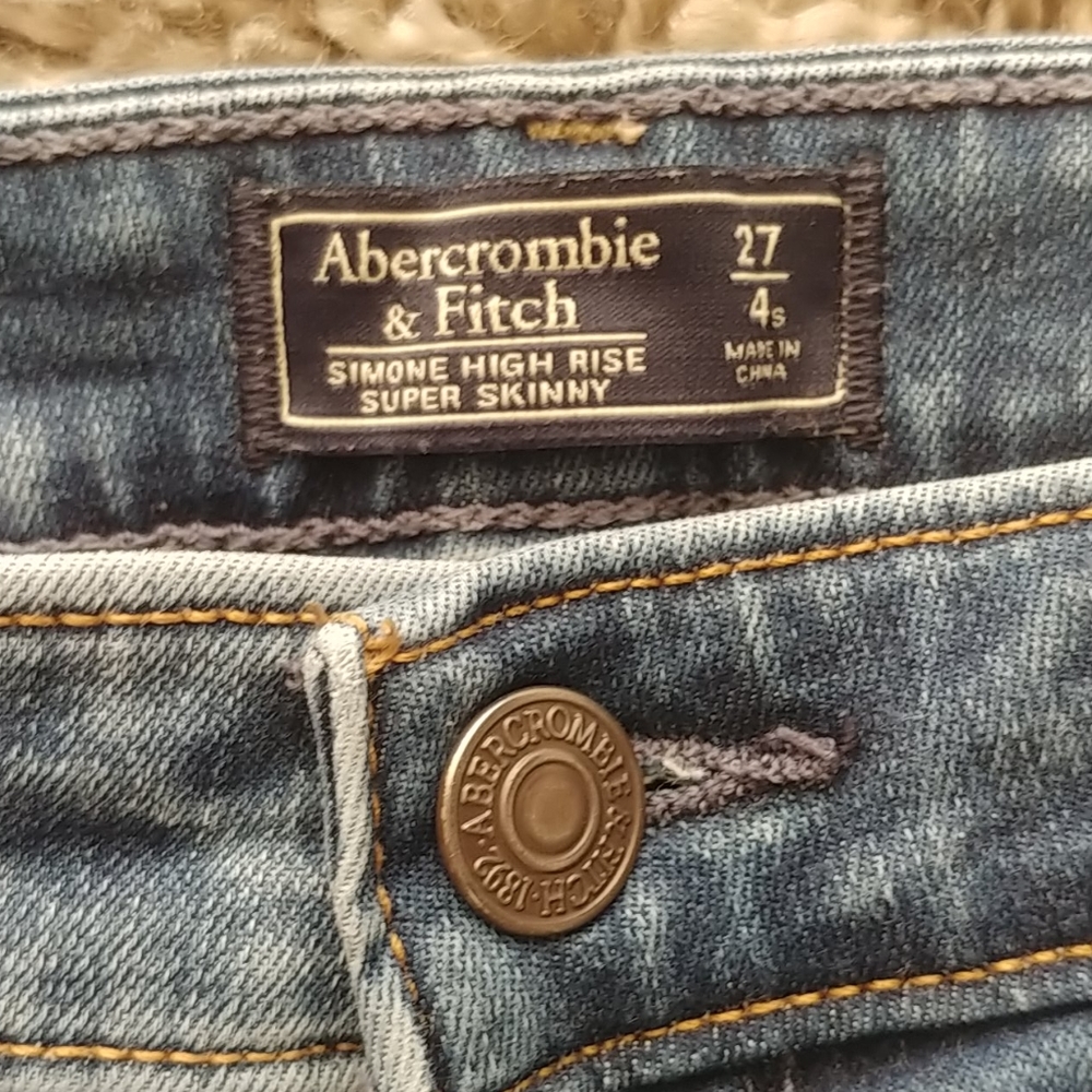 โSOLDโA&F Hi-Rise Ripped Jeans - Picture 3 of 6